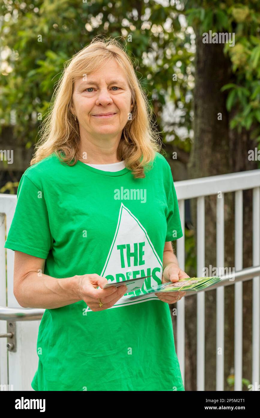 New South Wales, australien, 07/03/2023, New South Wales Greens Kandidat für den Sitz von Davidson, bei den bevorstehenden Wahlen in New South Wales führt Caroline Atkinson Wahlkampf und verteilt Flugblätter am Bahnhof Gordon an Sydneys oberer Nordküste. Das Ist Stephen Dwyer Alamy Live News Stockfoto