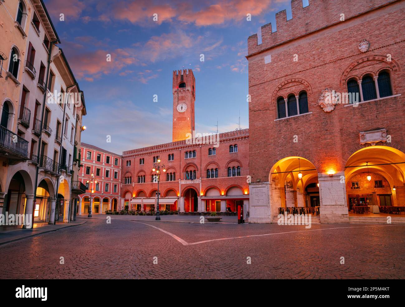 Treviso, Italien. Stadtbild des historischen Zentrums von Treviso, Italien mit altem Platz bei Sonnenaufgang. Stockfoto