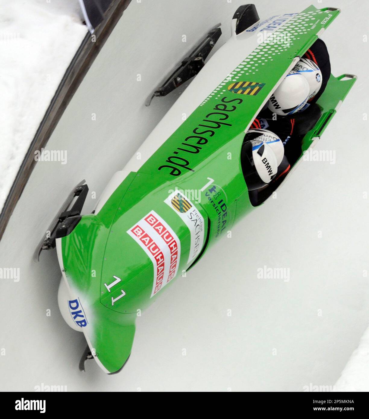 Germany's Thomas Florschuetz, Andreas Bredau, Ronny Listner, Thomas Blaschek, speed down the track during the third run of the 4-man bobsled competition at the Bob World Championships in St. Moritz, Switzerland, Sunday, Feb. 3, 2013. (AP Photo/Keystone, Karl Matthis) Stockfoto
