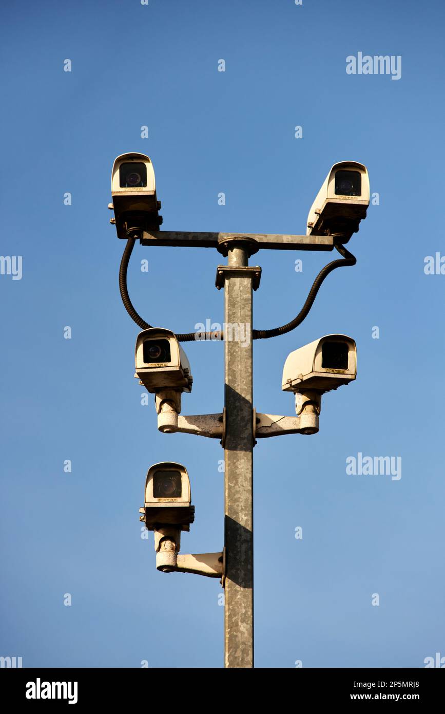 Überwachungskameras beobachten den Parkplatz am Bahnhof Horwich Parkway Stockfoto
