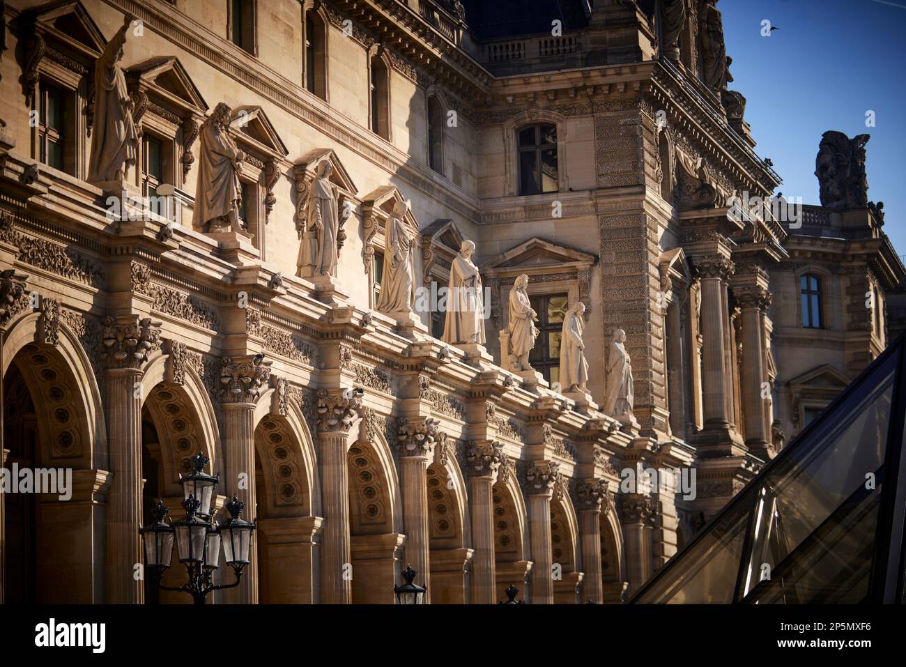 Der Louvre ist das meistbesuchte Museum der Welt und ein historisches Wahrzeichen in Paris, Frankreich Stockfoto