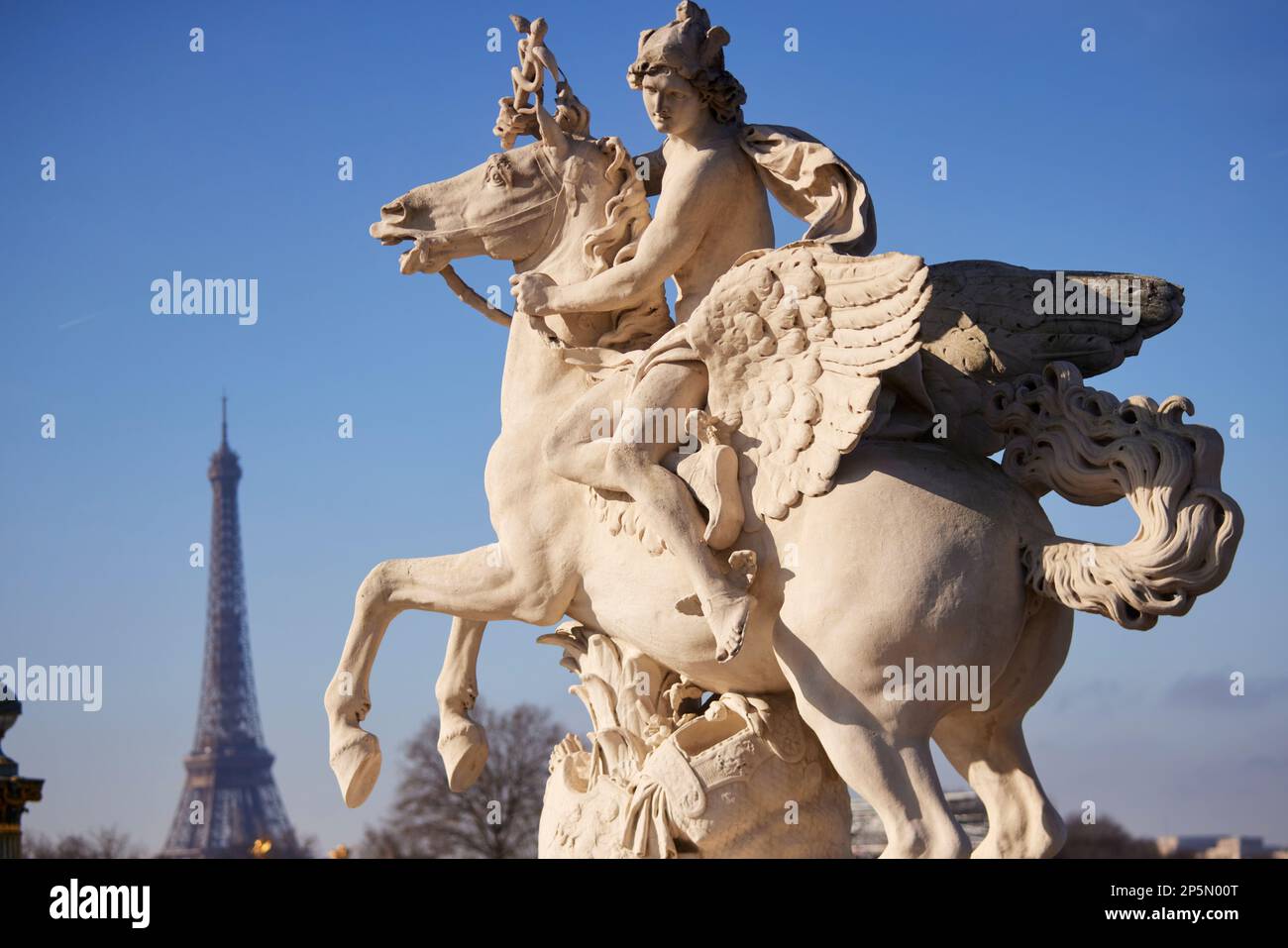 Die Statue des Pegasus in Paris, Reiterstatue namens Mercure Monte sur Pegase, geformt von Antoine Coysevox. Stockfoto
