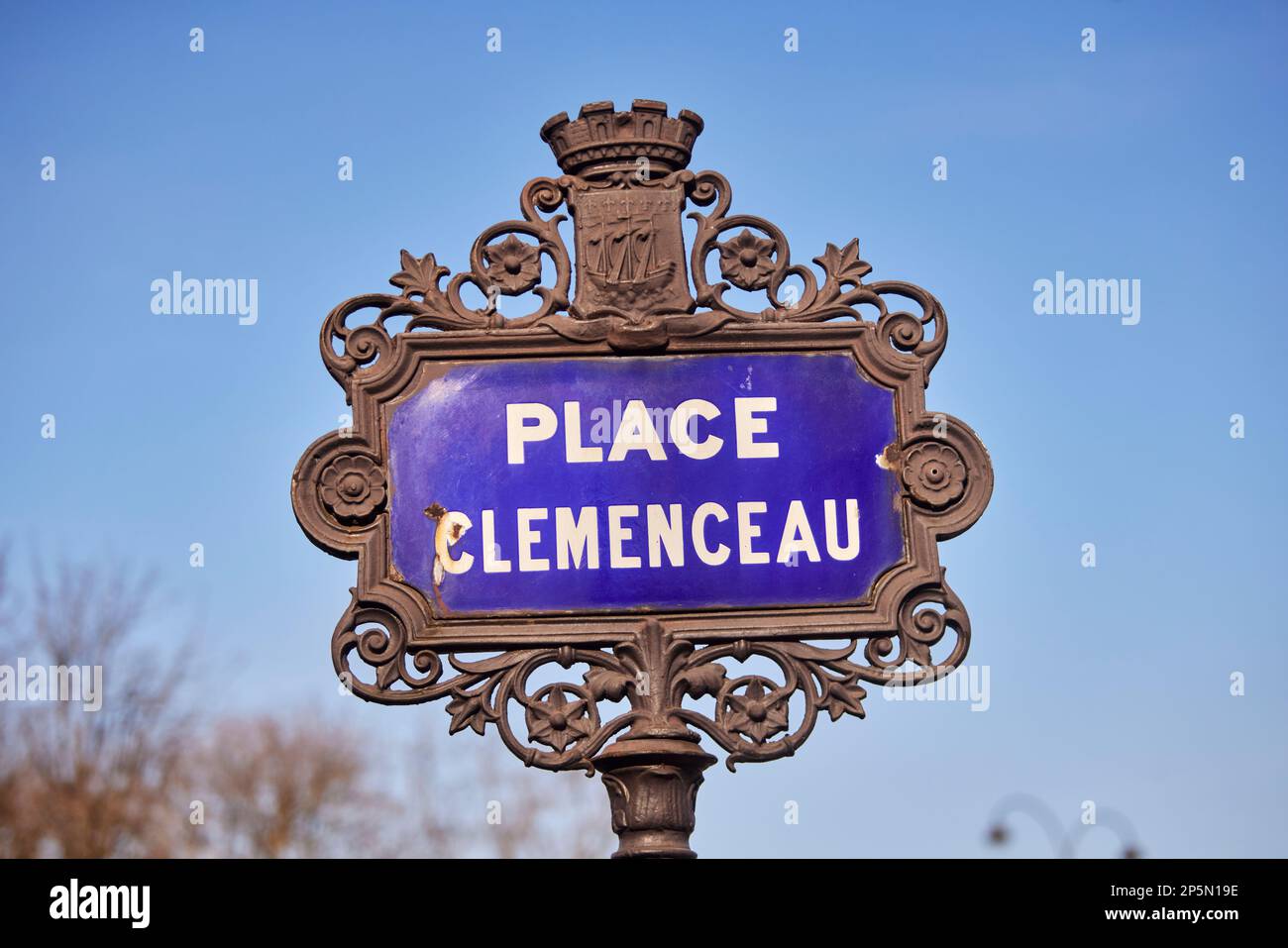 Pariser Wahrzeichen Grand Palais Straßenschild PL Clemenceau Stockfoto