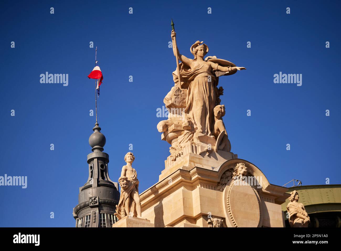 Pariser Wahrzeichen Grand Palais auf dem Dach Baudenkmäler Célèbres, Statue sur le dessus du toit de Palais Grand Stockfoto