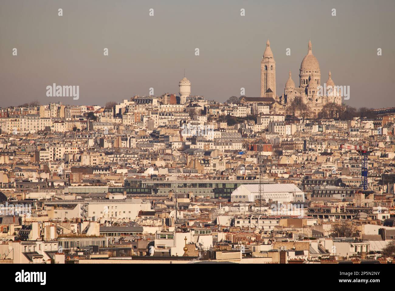 Pariser Wahrzeichen, Dächer auf der Skyline, die den montmartre-Hügel und die basilique sacre coeur zeigen Stockfoto