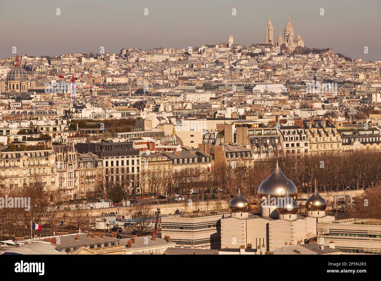 Pariser Wahrzeichen, Dächer auf der Skyline, die den montmartre-Hügel und die basilique sacré coeur und die Kathedrale de la Sainte-Trinite zeigen: Goldene Kuppeln Stockfoto