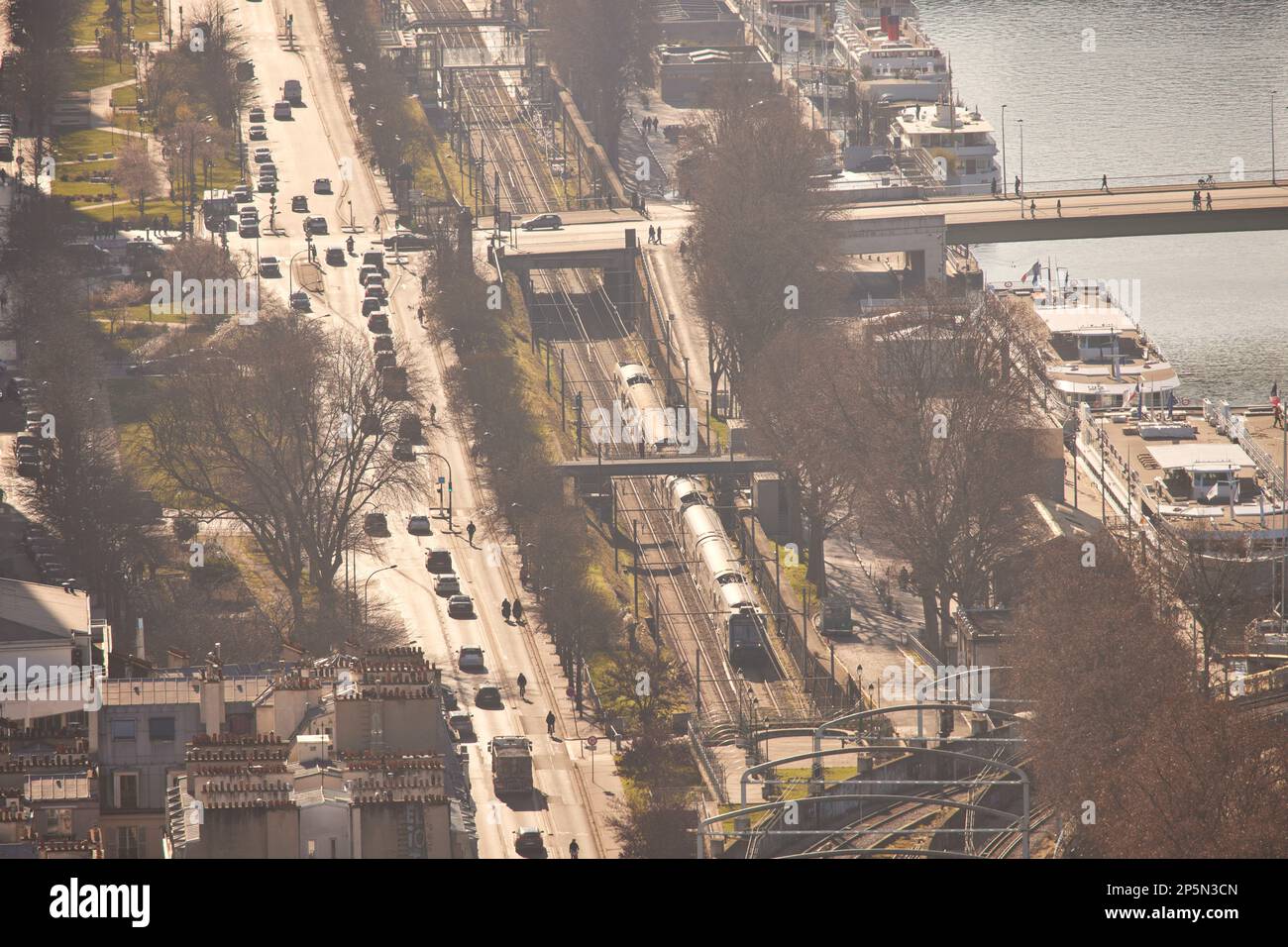Pariser Wahrzeichen, Dächer Beaugrenelle Gegend Zug nähert sich dem Bahnhof Javel Stockfoto