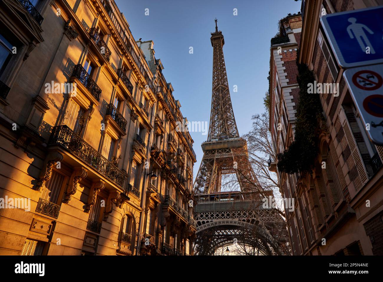 Pariser Wahrzeichen Eiffelturm von der Rue de l'Université, Stockfoto