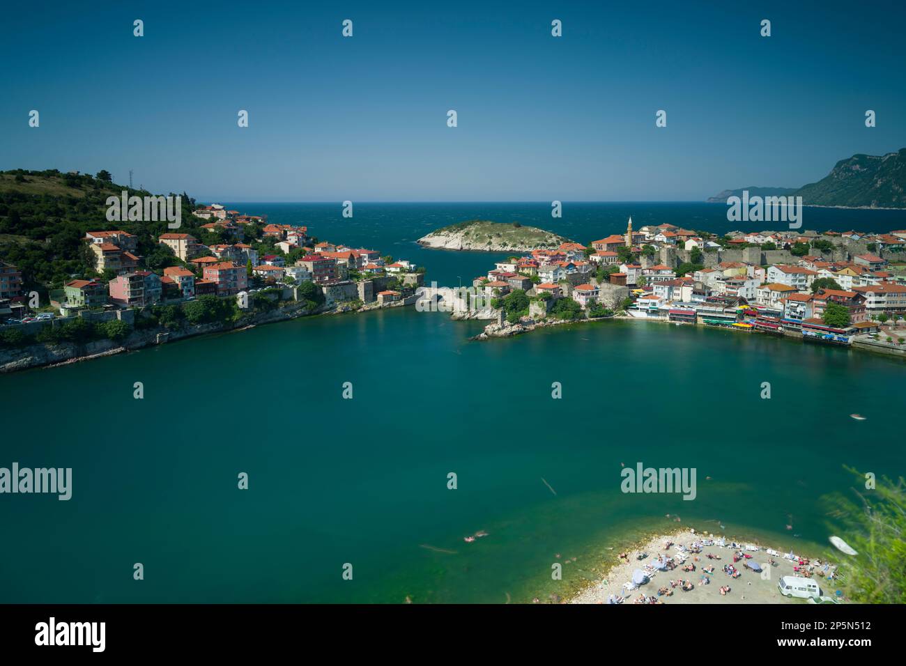 Amasra, Bartin, Türkei. 18. Juli 2021. Sommer an der Amasra Küste. Lange Sicht auf die Stadt und den Strand vom Hügel. Reisen in der Türkei Stockfoto