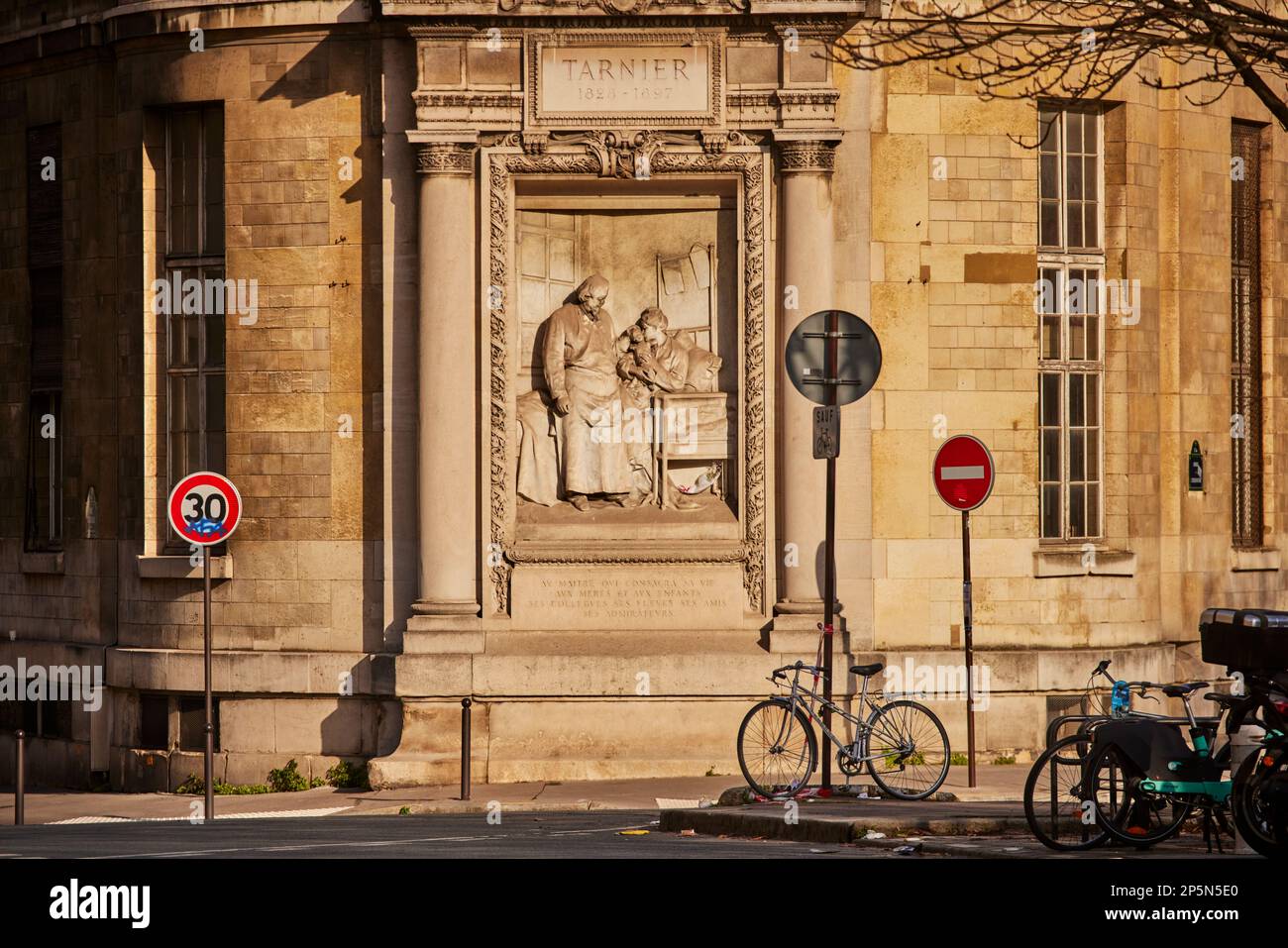 Pariser Wahrzeichen, Denkmal von Tarnier an der Ecke Avenue de l'Observatoire und Rue d'Assas, Stockfoto