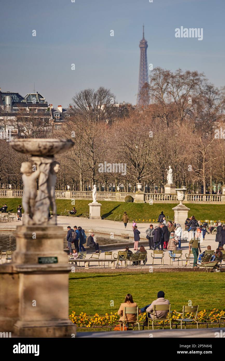 Pariser Wahrzeichen, Jardin du Luxembourg, See vor den Palastgebäuden Stockfoto