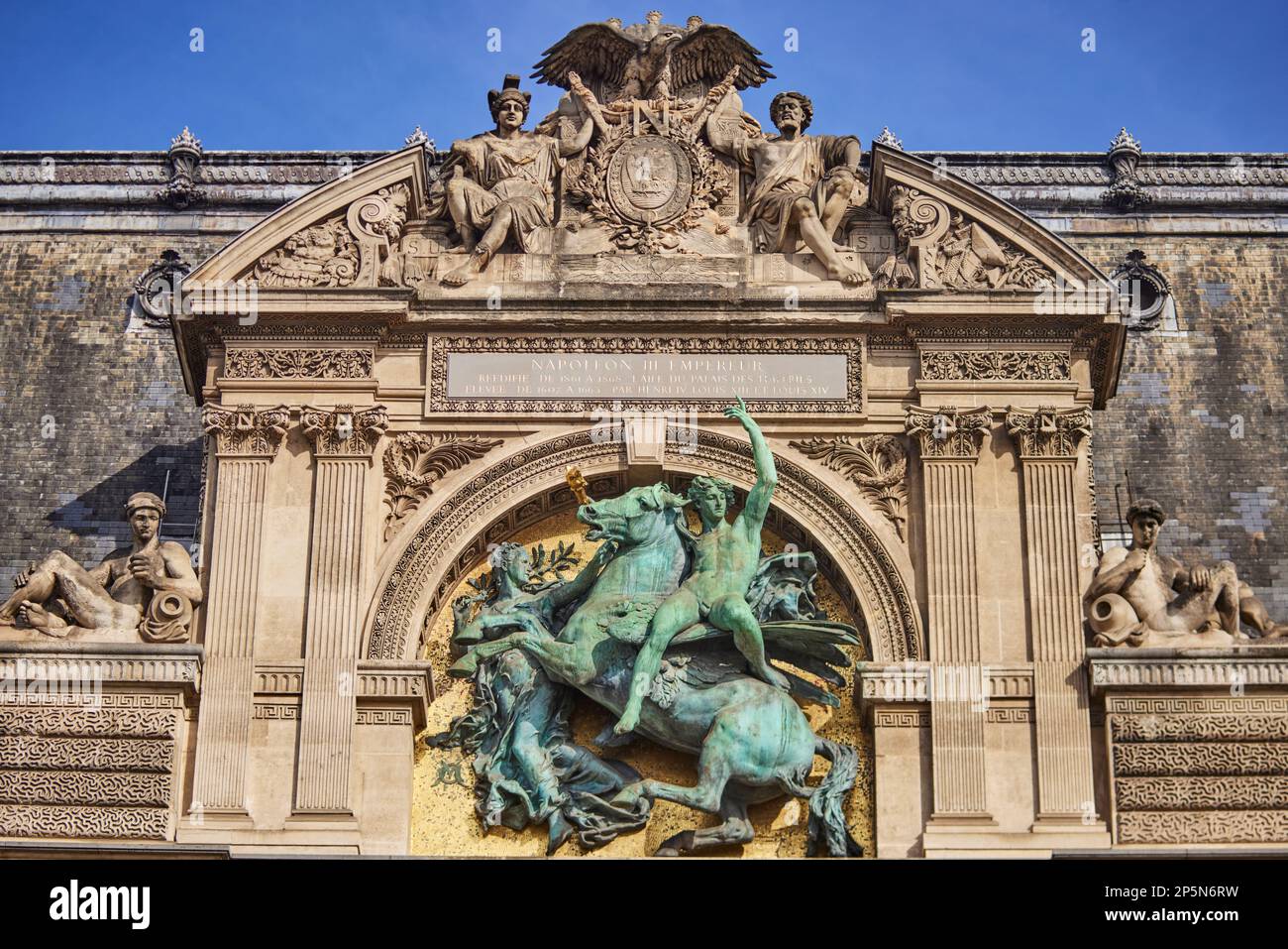 Pariser Wahrzeichen, Louvre Museumsgebäude Stockfoto