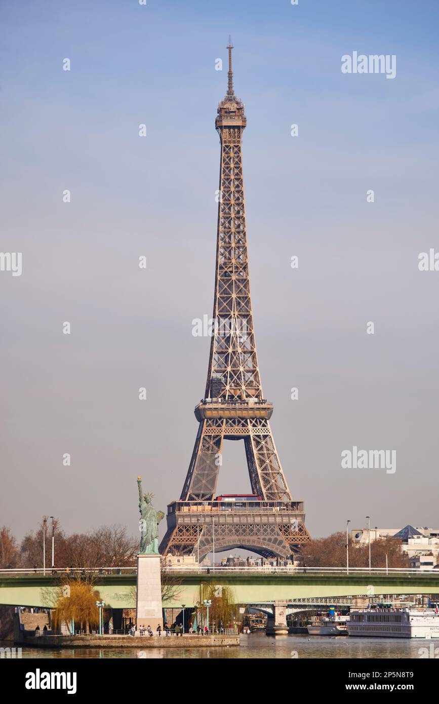 Pariser Wahrzeichen, Eiffelturm und Nachbildung der Freiheitsstatue auf dem Île aux Cygnes, Stockfoto