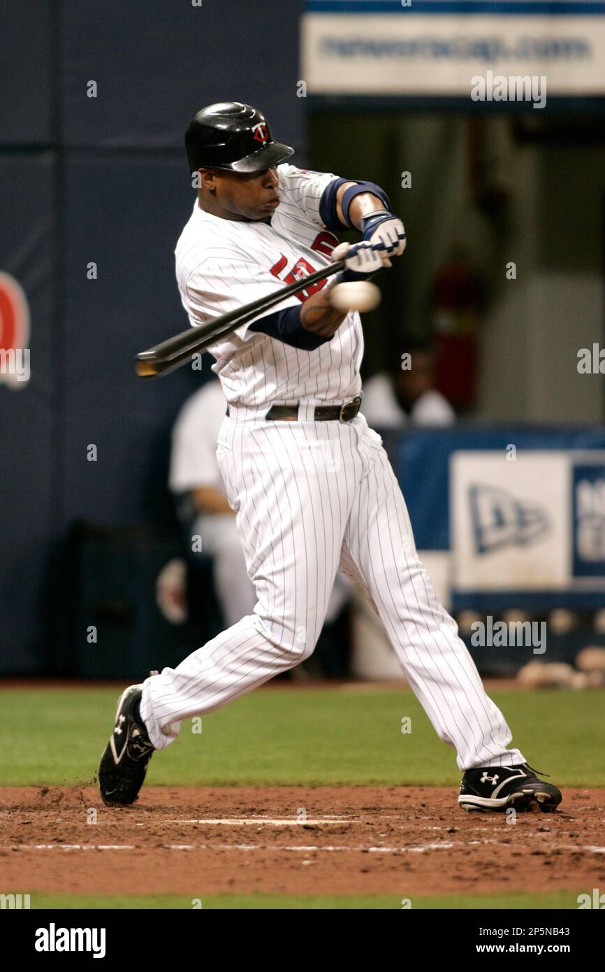 MINNEAPOLIS, MN - JULY 20: Designated hitter Delmon Young #21 of the Minnesota Twins swings his bat at the baseball against the Texas Rangers at Hubert H. Humphrey Metrodome on July 20, 2008 in Minneapolis, Minnesota. The Rangers defeated the Rangers 1-0. (AP Photo/Scott Boehm) Stockfoto