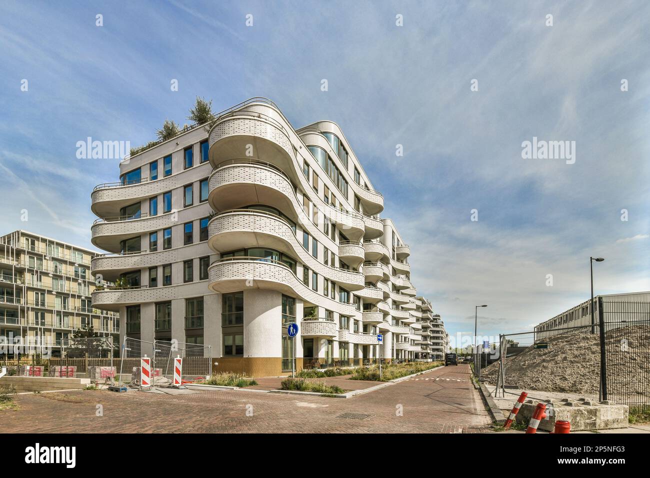 Amsterdam, Niederlande - 10. April 2021: Ein Gebäude, das wie ein spiralförmig geschwungenes Gebäude mit Balknoten im oberen und unteren Stockwerk aussieht Stockfoto