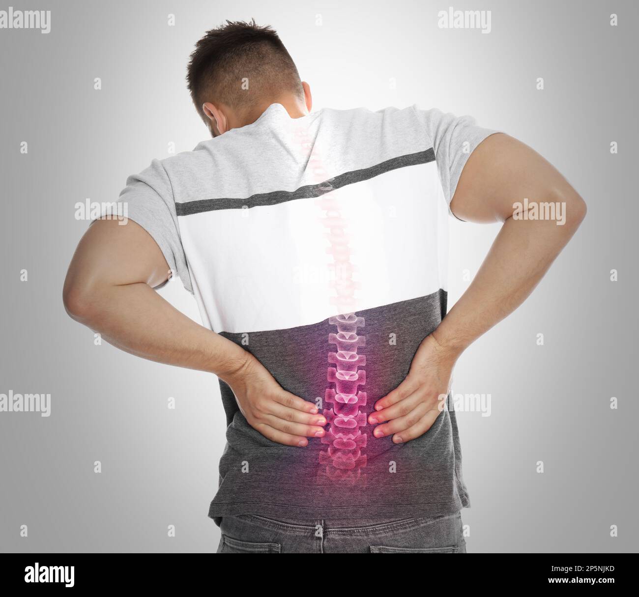 Ein Mann mit Rückenschmerzen auf hellem Hintergrund. Digitales Compositing mit Darstellung der Wirbelsäule Stockfoto
