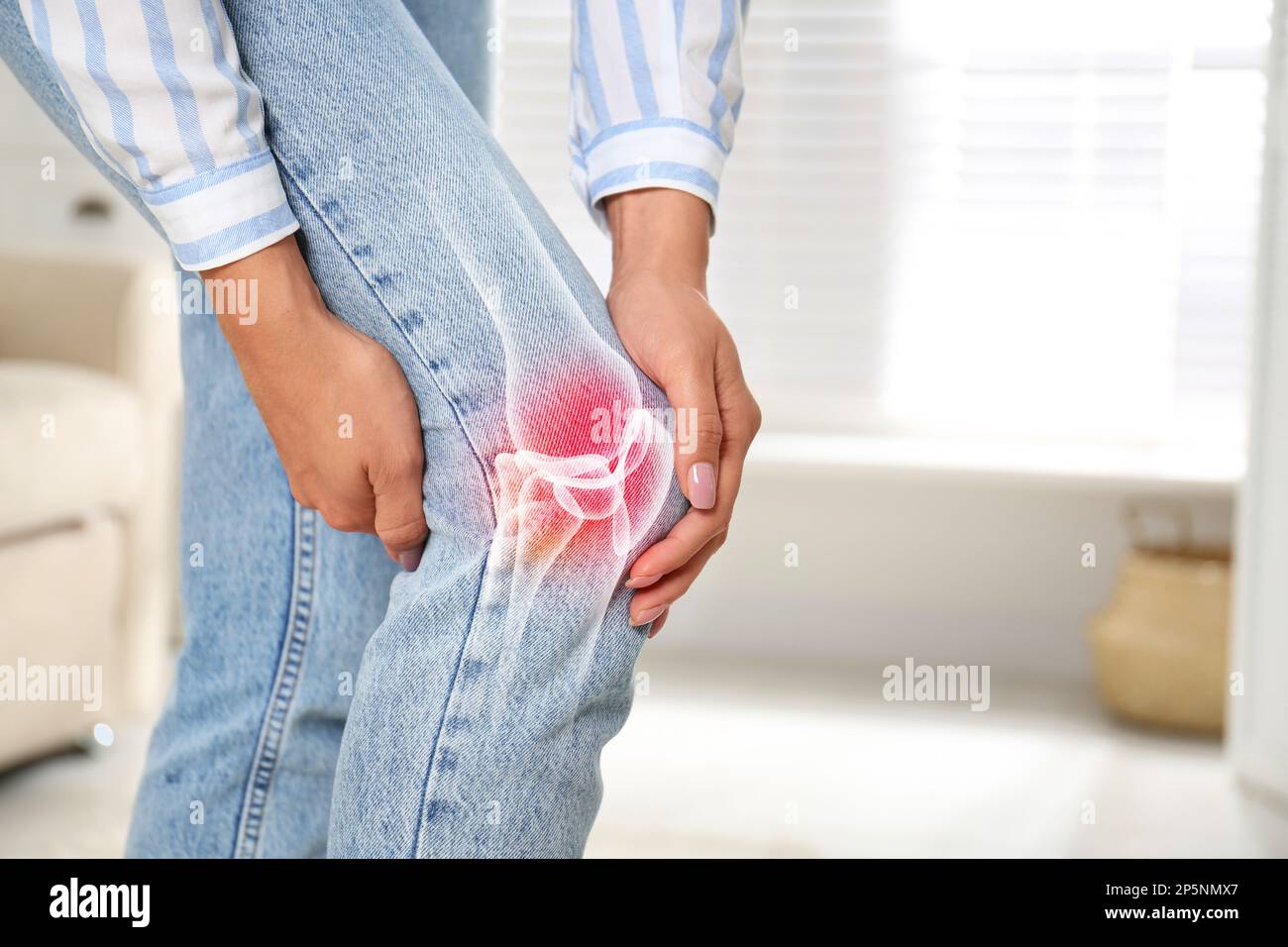 Kranke Frau zu Hause, Nahaufnahme. Digitale Komposition mit Darstellung des Kniegelenkes Stockfoto