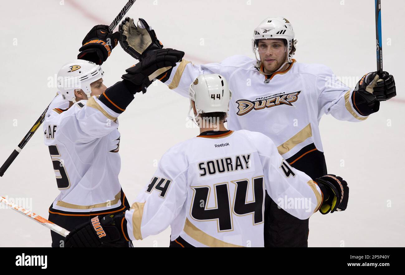 From left to right, Anaheim Ducks' Ryan Getzlaf, Sheldon Souray and Bobby Ryan celebrate Souray's goal against the Vancouver Canucks during first-period NHL hockey game action in Vancouver, British Columbia, Saturday, Jan. 19, 2013. (AP Photos/The Canadian Press, Darryl Dyck) Stockfoto