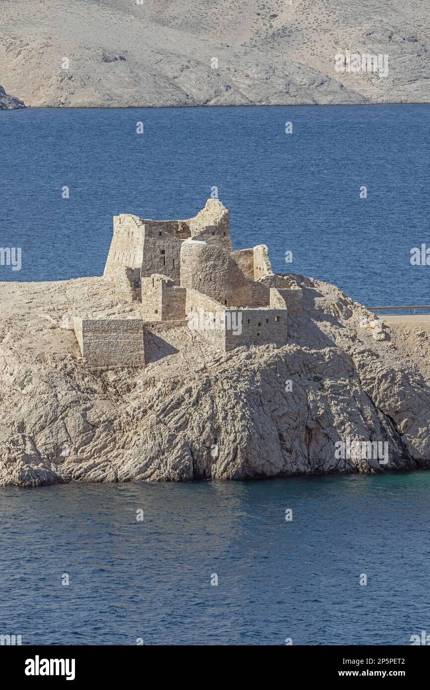 Ein genauerer Blick auf die Ruinen der Festung Fortica, von der Pag-Brücke aus gesehen Stockfoto