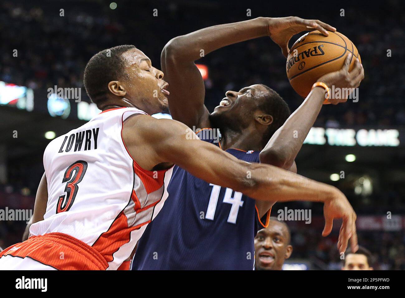 Toronto Raptors' Kyle Lowry, left, fouls Charlotte Bobcats' Michael Kidd-Gilchrist during the first half of an NBA basketball game in Toronto on Friday, Jan. 11, 2013. (AP Photo/The Canadian Press, Chris Young) Stockfoto
