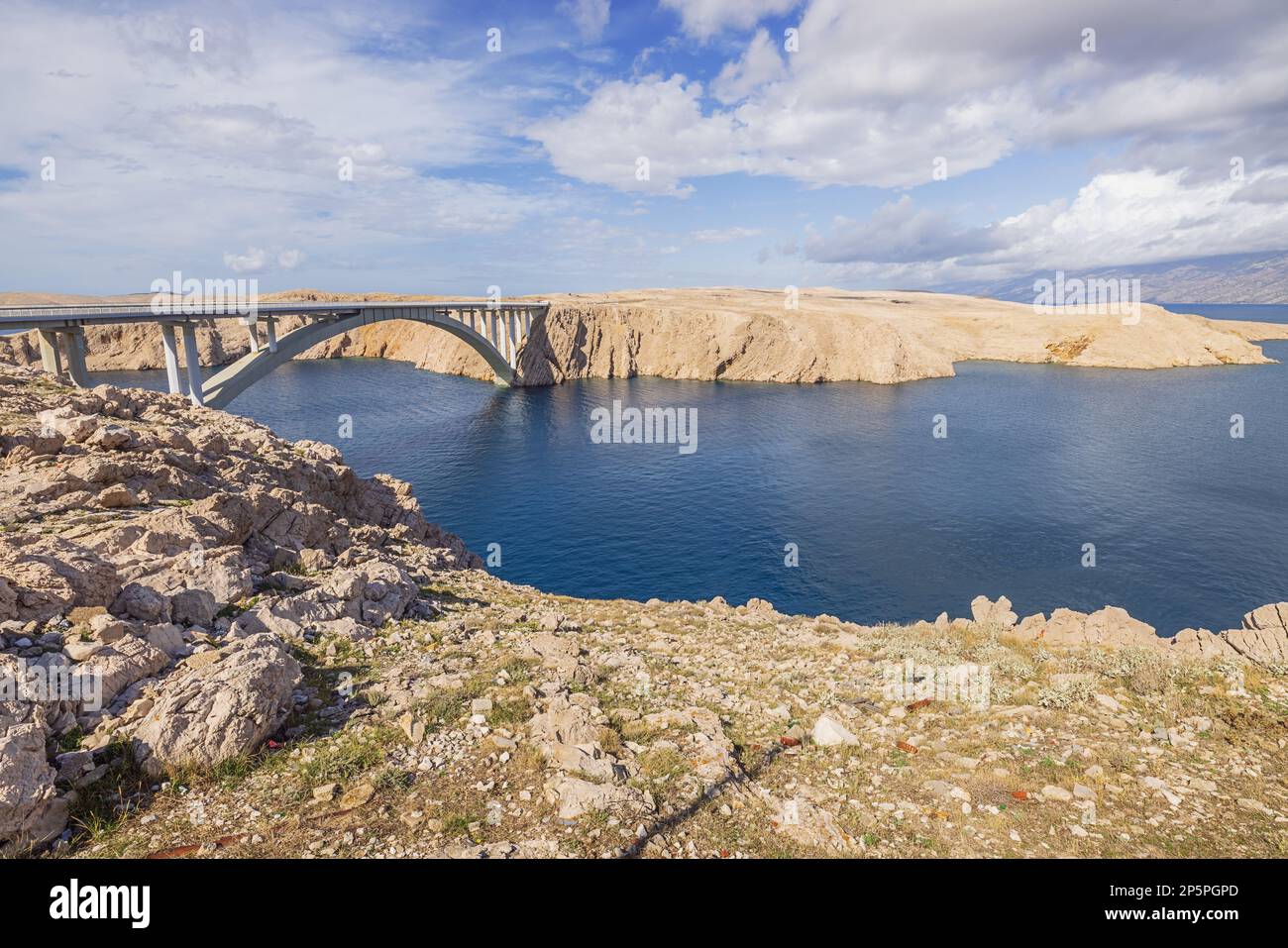 Die Pag-Brücke, die die Pag-Insel mit dem Hauptland in der Nähe des Aussichtspunkts der Festung Fortica verbindet Stockfoto