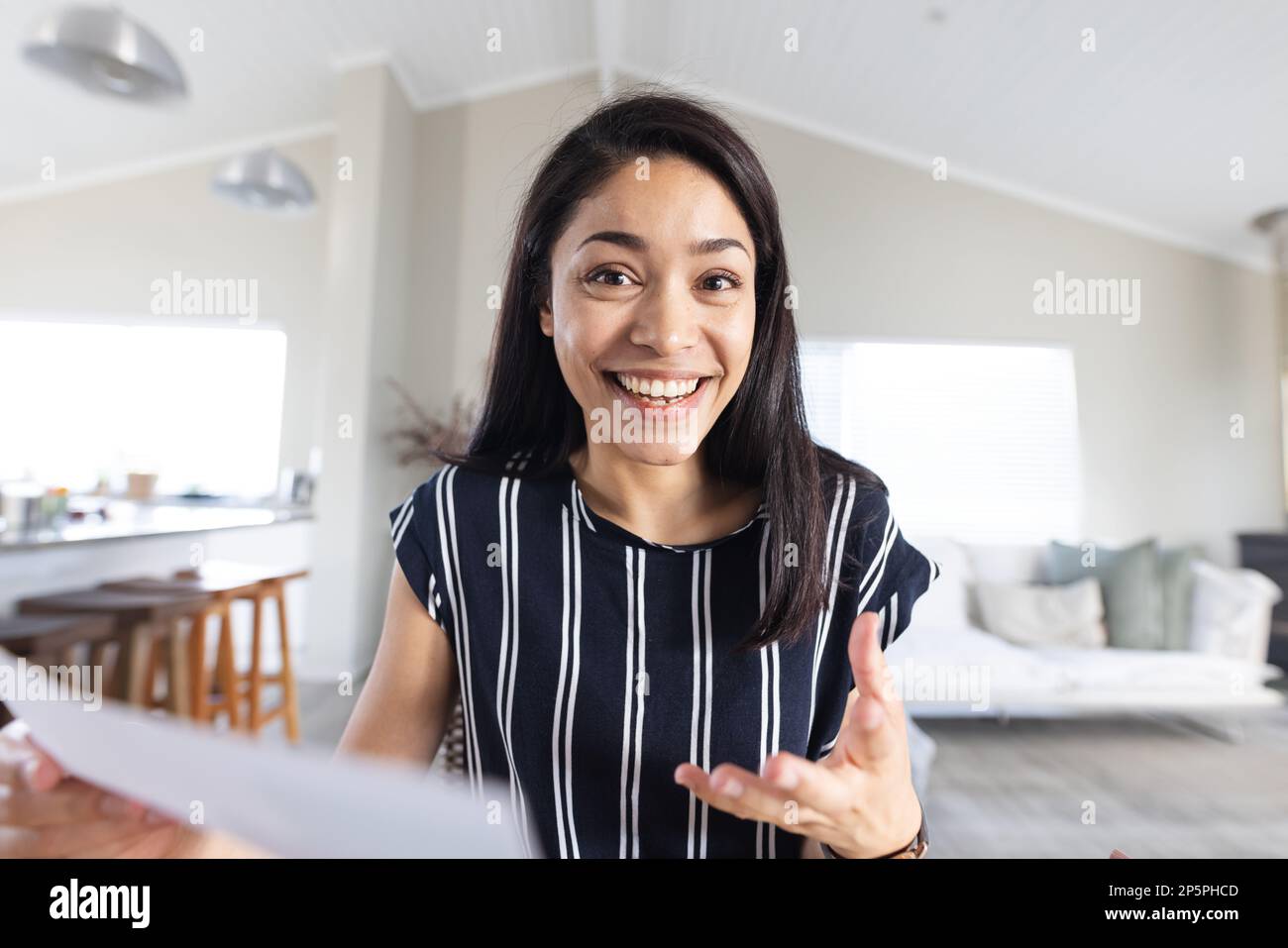 Glückliche, birassische Frau mit Videoanruf Stockfoto