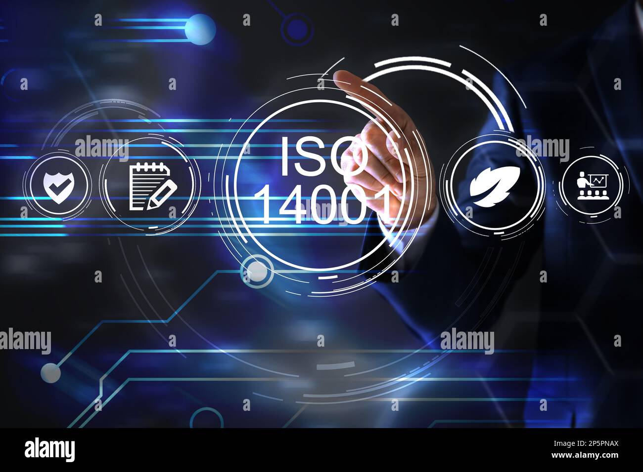 Mann zeigt auf virtuellen Bildschirm mit Text ISO 14001 und verschiedenen Symbolen, Nahaufnahme Stockfoto