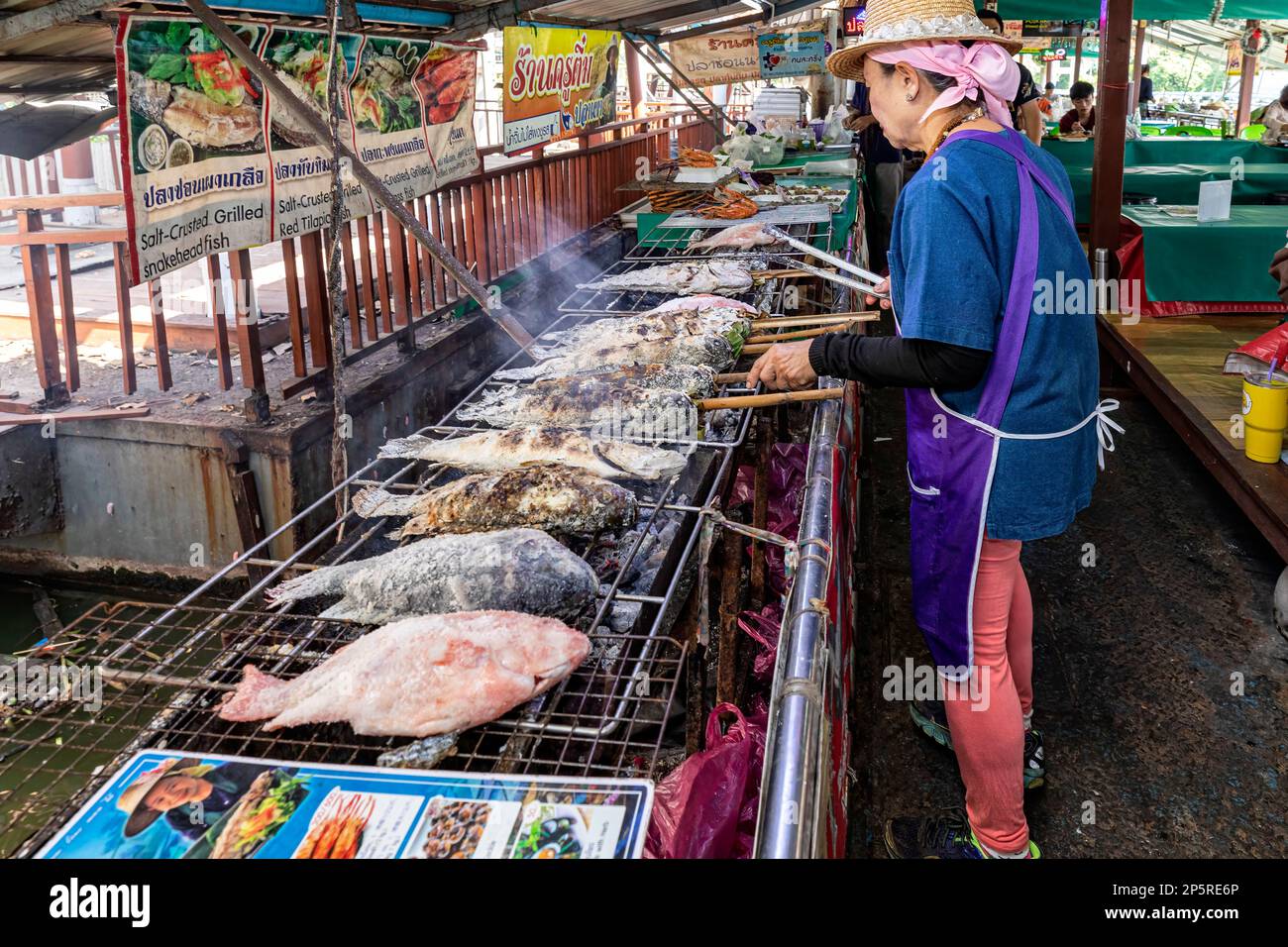 Imbissstand und Restaurant, Taling Chan schwimmender Markt, Bangkok, Thailand Stockfoto