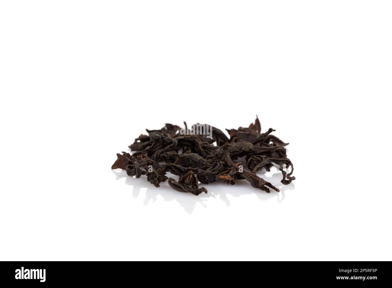 Schwarze Teeblätter trockene isolierten auf weißen Hintergrund Stockfoto