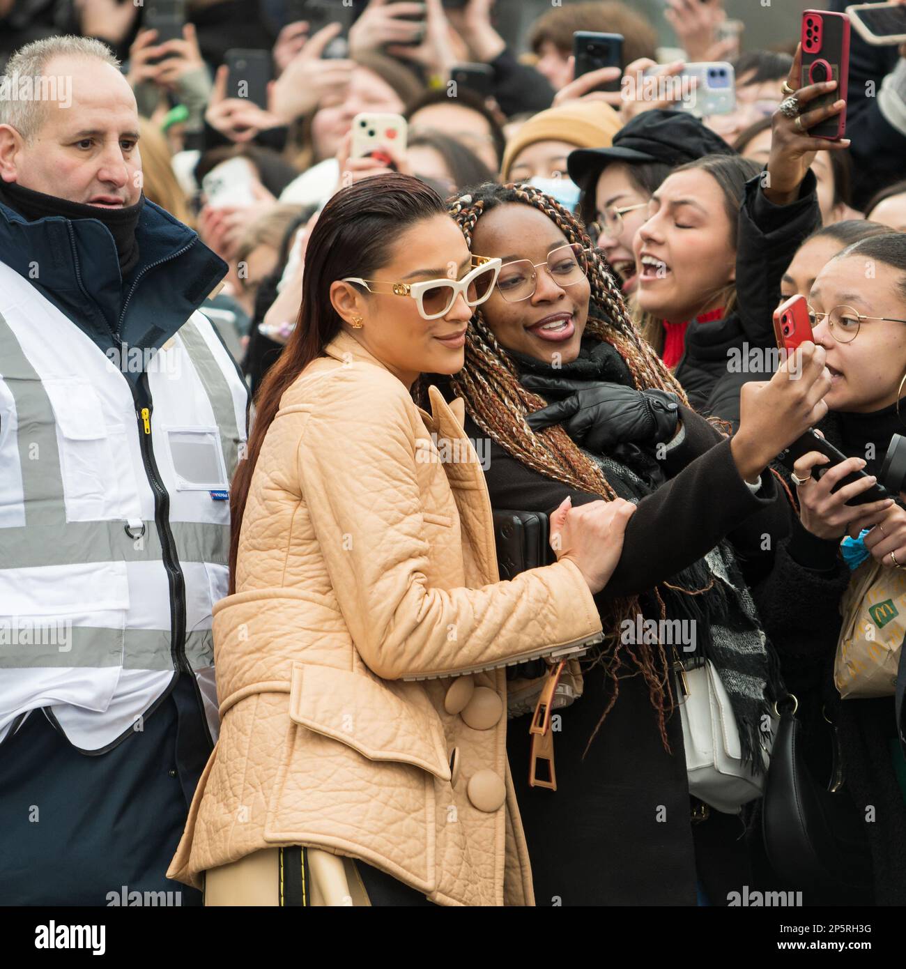 Paris, Frankreich, 06/03/2023. Shay Mitchell macht ein Selfie mit einem Fan auf der Louis Vuitton Domenswear Herbst/Winter 2023 Show PARIS FASHION WEEK - MÄRZ 03 2023 Stockfoto