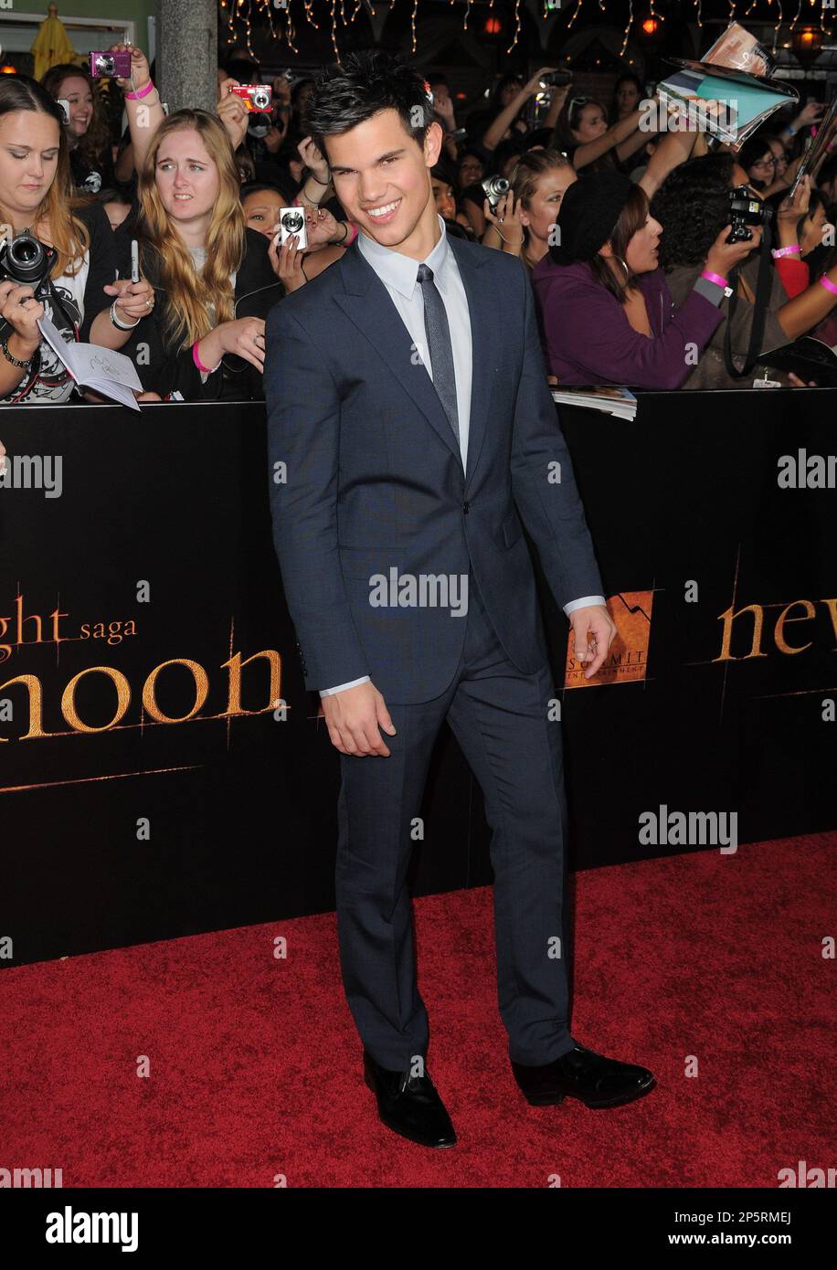 WESTWOOD, CA - NOVEMBER 16: Actor Taylor Lautner arrives at the Los Angeles premiere of Summit Entertainment's "The Twilight Saga: New Moon" at Mann Westwood on November 16, 2009 in Westwood, California. (Photo by Jordan Strauss/Invision/AP Images) Stockfoto