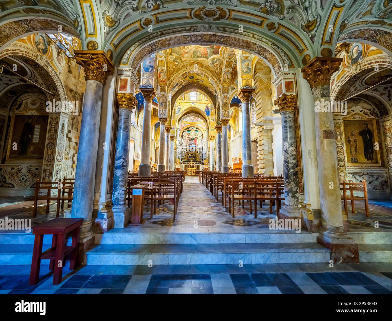 Zentrales Schiff - Kirche Santa Maria dell'Ammiraglio - Palermo, Sizilien, Italien Stockfoto