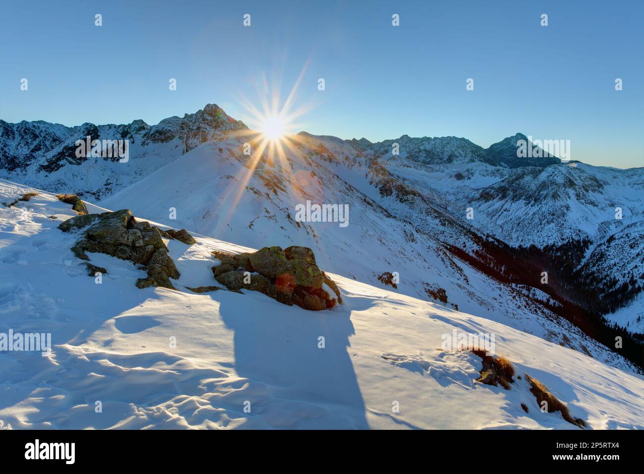 Panorama der Tatra thewinter mit interessanten Form der gefrorenen Schnee. Silent Valley in der Westlichen Tatra. Stockfoto