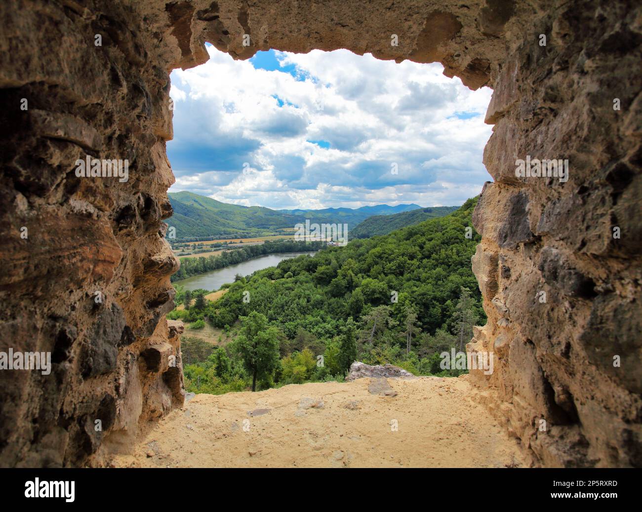 Ruine der Burg Reviste in der Nähe des Flusses Hron, Slowakei Stockfoto