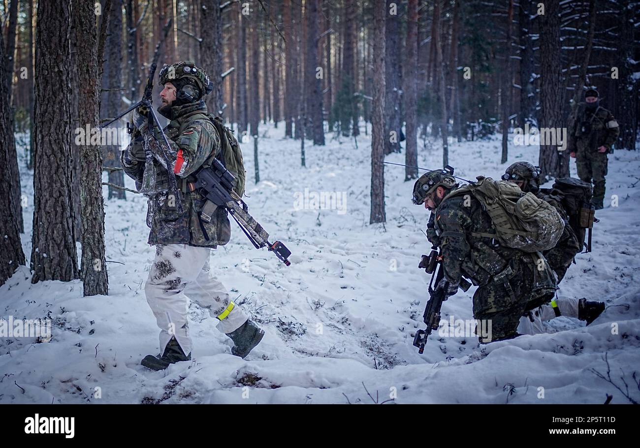 Paprade, Litauen. 07. März 2023. Bundeswehrsoldaten nehmen an der Griffin-Blitzübung auf dem Ausbildungsgelände Paprade Teil, an der das deutsche Kämpfer-Bataillon 413 verstärkte Wachsamkeit-Aktivitäten-Brigade während eines Besuchs des deutschen Verteidigungsministers teilnimmt. Kredit: Kay Nietfeld/dpa/Alamy Live News Stockfoto