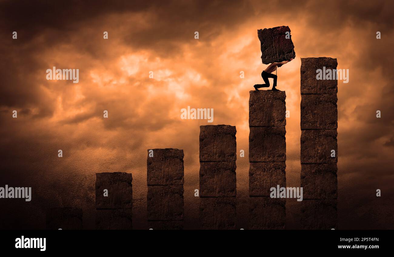 Geschäftsmann mit einem großen Steinblock, um sein eigenes Wachstum und Geschäft aufzubauen. Der erschöpfte Mann mit dem Schwergewicht bei Sonnenuntergang. Wachsen Stockfoto