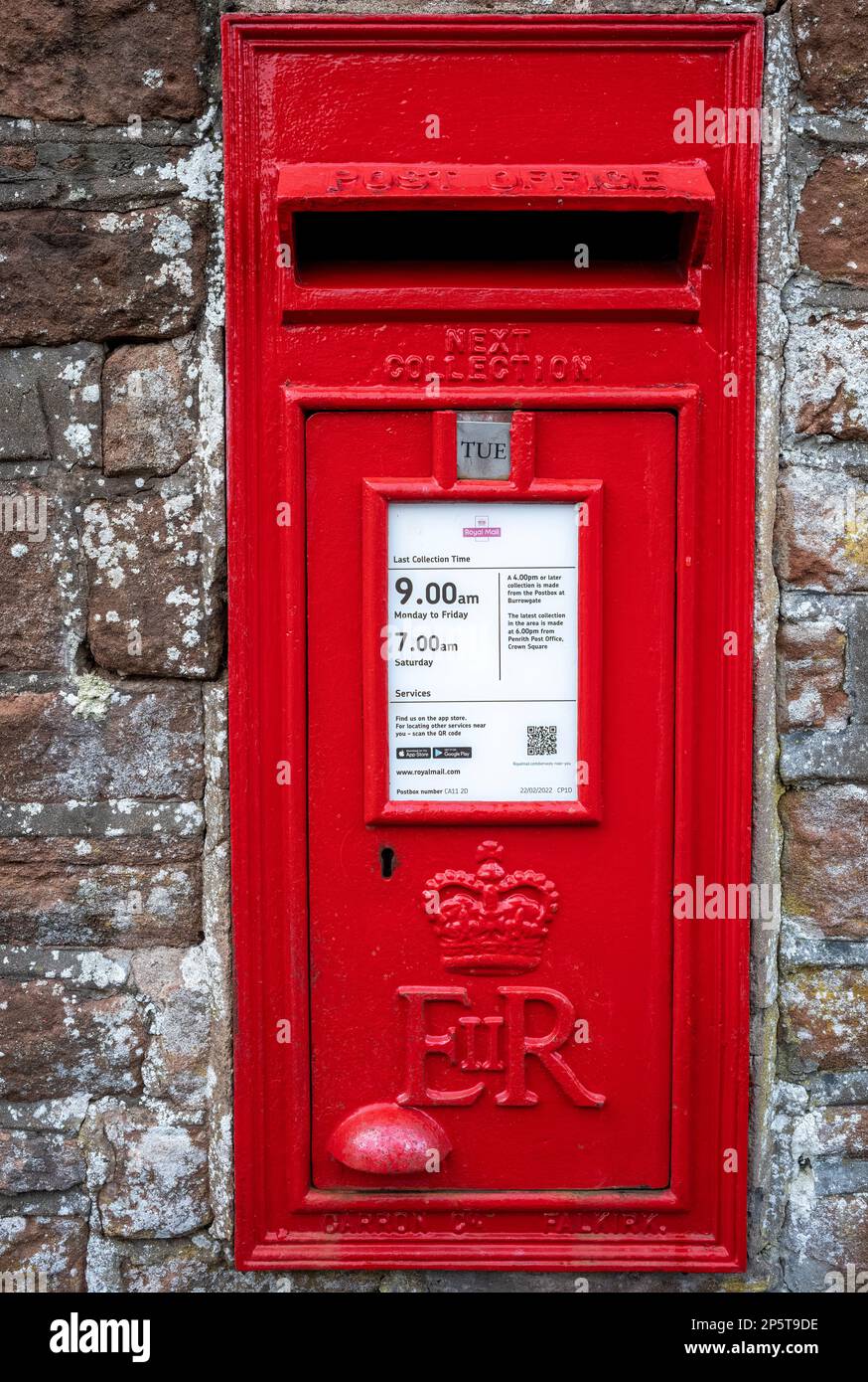 Ein E II R wandmontierter Briefkasten auf Fell Lane, Penrith, Cumbria, Großbritannien Stockfoto