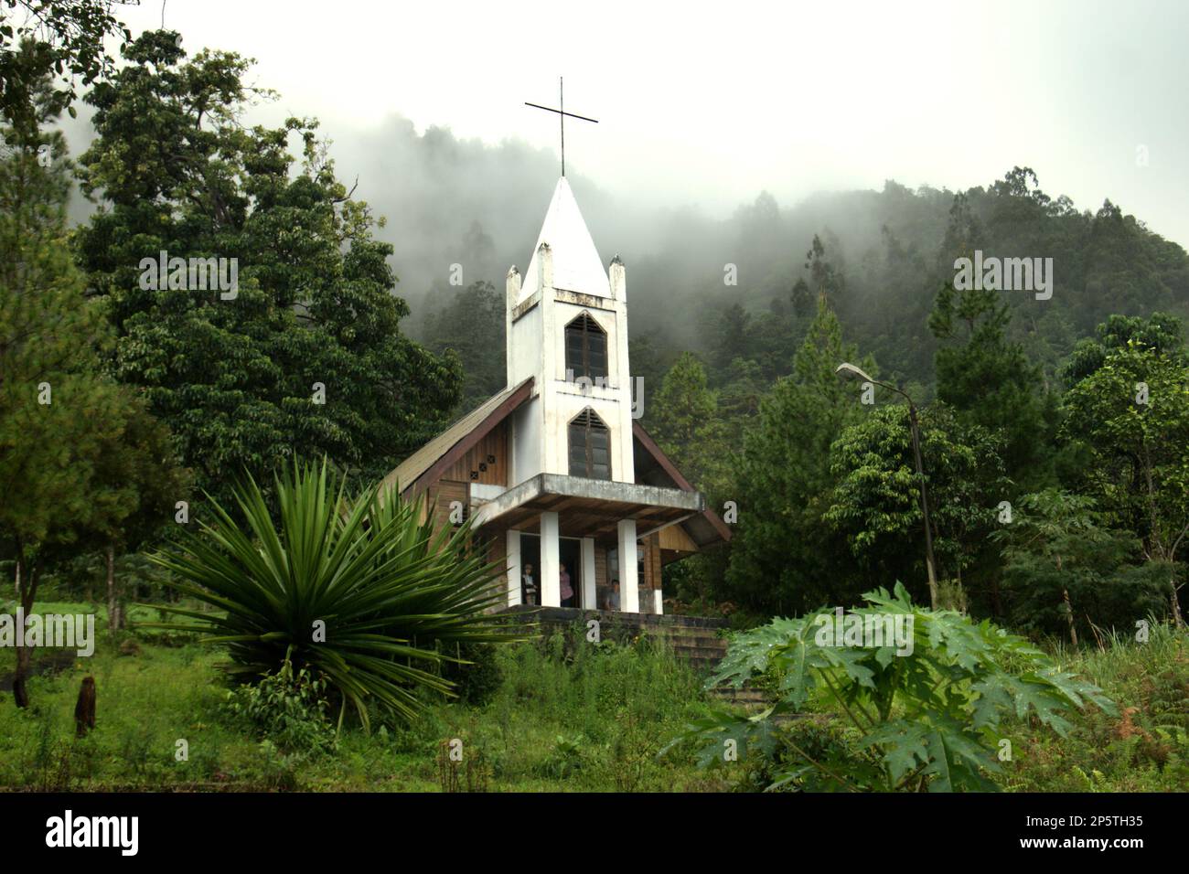 Eine Kirche auf einem flachen Gelände des Hügels, wo Gotteshäuser aller anerkannten Religionen in Indonesien auf dem Bukit Kasih (Hügel der Liebe) erbaut werden, einem beliebten religiösen Reiseziel im Dorf Kanonang, West Kawangkoan, Minahasa, North Sulawesi, Indonesien. Gewidmet allen religiösen Gläubigen und Gläubigen, während sie die Geister der Liebe, des Friedens und der Toleranz fördern; Bukit Kasih wurde Anfang 2000 gegründet, als Adolf J. Sondakh Gouverneur der Provinz Nord-Sulawesi war. Es wurde als noble Friedensinitiative betrachtet. Stockfoto