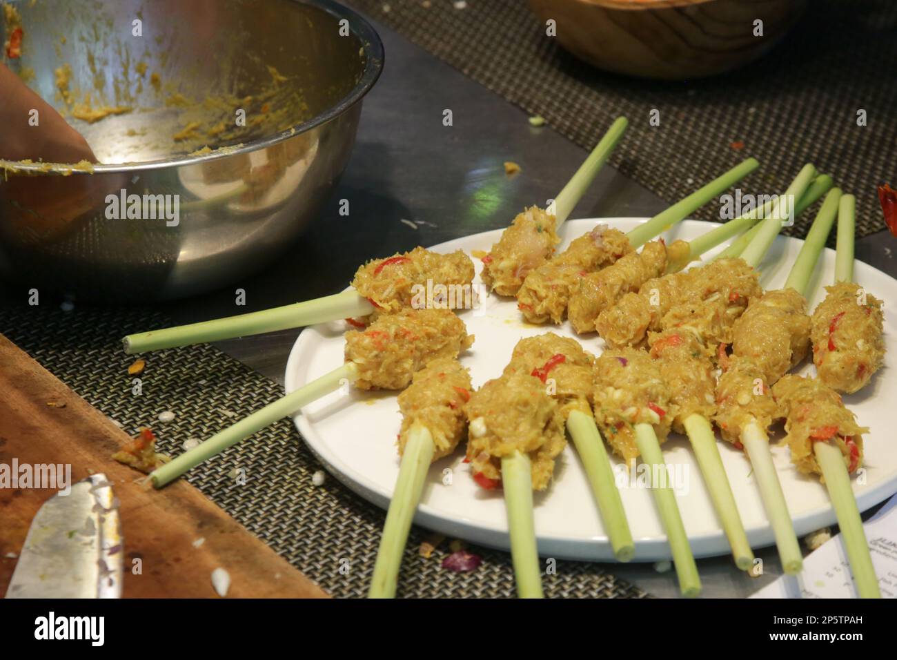 Indonesische Zitronengras-Satay-Zubereitungsschritte Stockfoto
