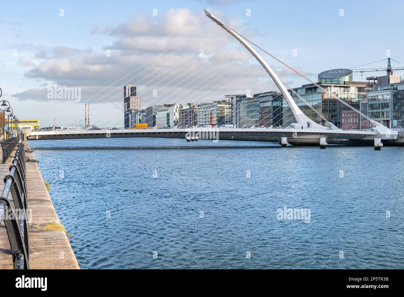 Samuel Beckett Bridge über den Fluss Liffey in Dublin, Irland (stromabwärts vom Nordufer) Stockfoto