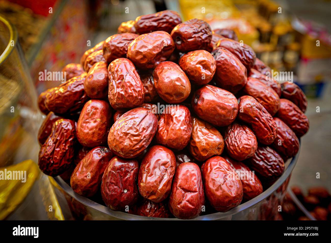 Im großen Basar von Xinjiang, eine Tasse voller riesiger roter Datteln und getrockneter Früchte Stockfoto