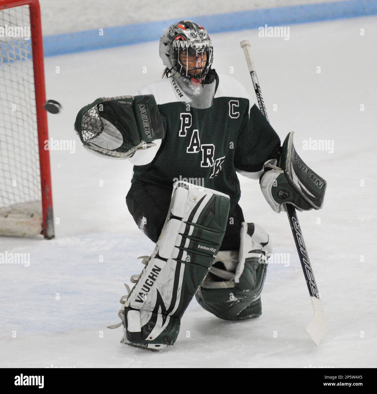 ADVANCE FOR MONDAY JAN. 7 - In this Dec. 18, 2012 photo, Park High School goalie Caitlin Tate faces warm up shots before a hockey game against Woodbury at Bielenberg Sports Center in Woodbury, Minn. Caitlin Tate was born without a right hand. But with her hockey gear on, it's hard to tell. (AP Photo/The St. Paul Pioneer Press, Chris Polydoroff) MINNEAPOLIS STAR TRIBUNE OUT Stockfoto