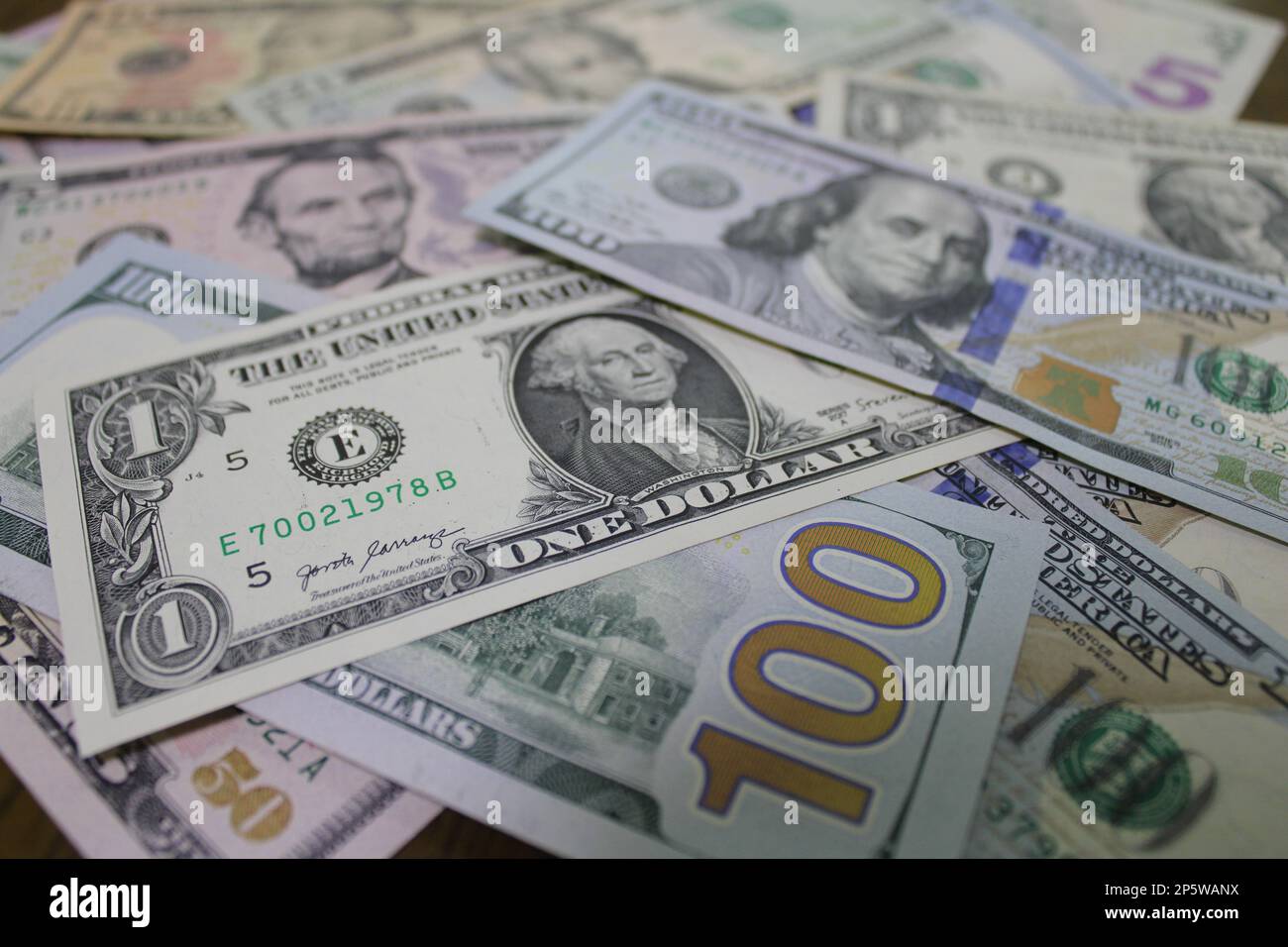 Ein Stapel US-Dollar-Scheine mit variablem Geldwert Stockfoto