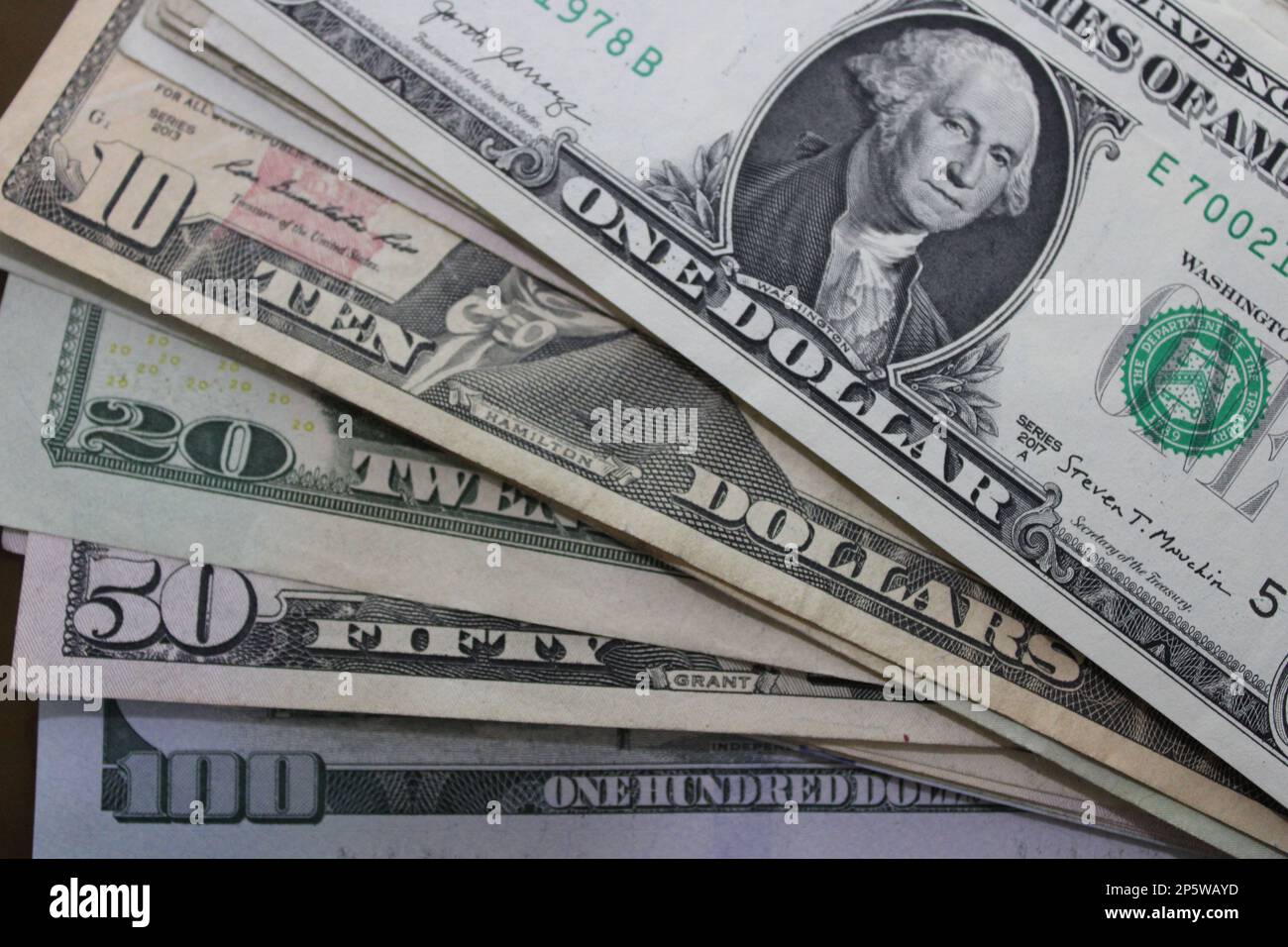 Großaufnahme von US-Dollarscheinen mit variablem Geldwert Stockfoto