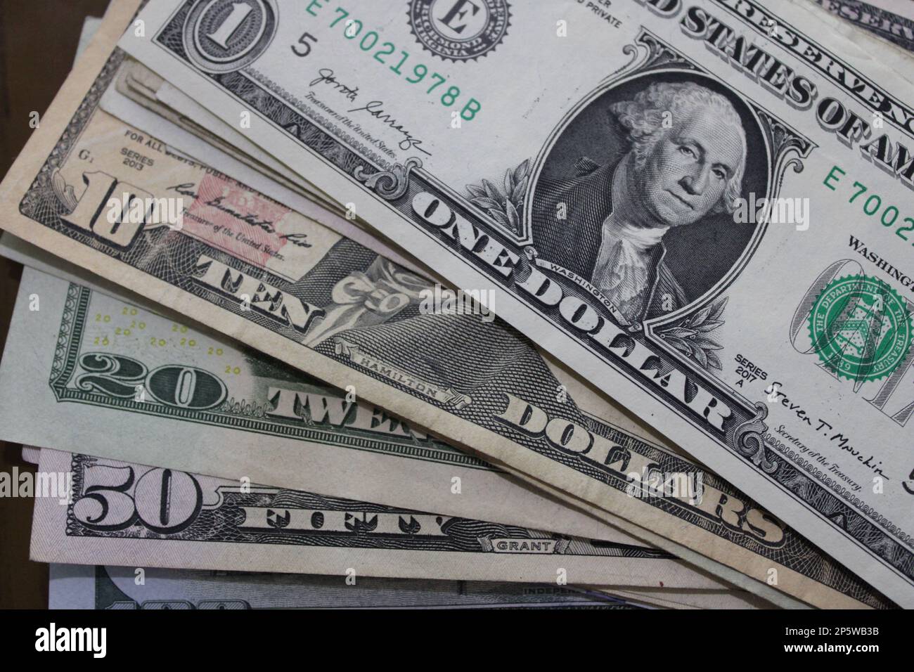 Großaufnahme von US-Dollarscheinen mit variablem Geldwert Stockfoto