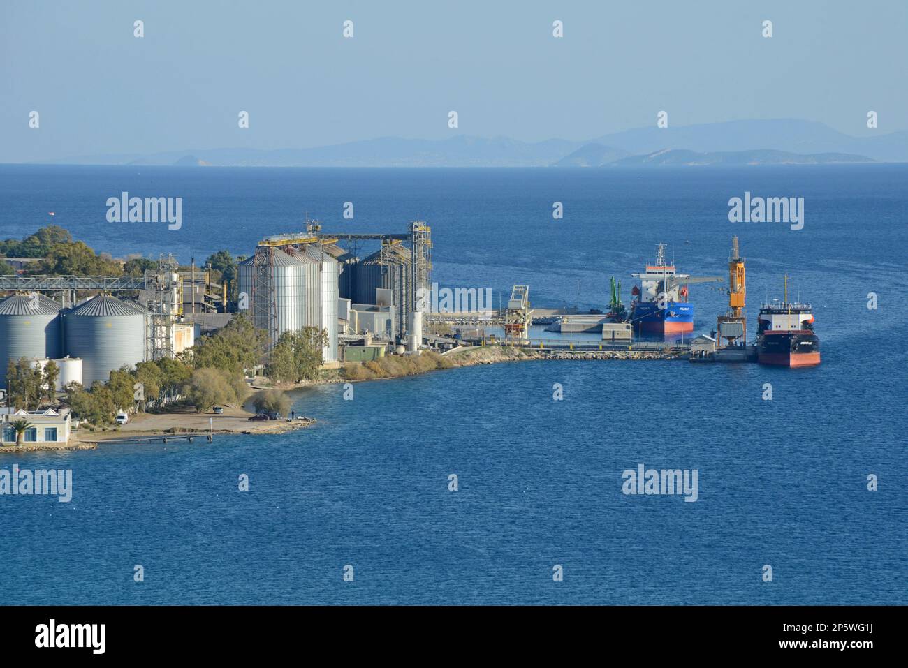 Schiffe, die Massengutfracht auf der Hafenseite von Soybean Mills AE, Loutraki Agii Theodori, Griechenland, beladen Stockfoto