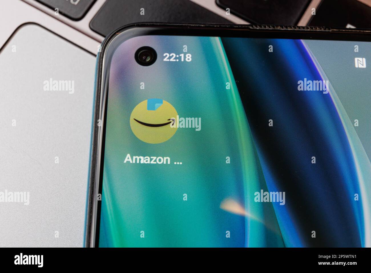 Vilnius, Litauen - 2023. März 1: Amazon-App auf Smartphone. Nahaufnahme. Hochwertiges Foto Stockfoto