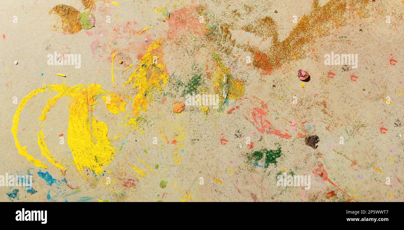 Bemalte Leinwand als Hintergrund. Kreative künstlerische Arbeit mit glänzenden Elementen. Stockfoto