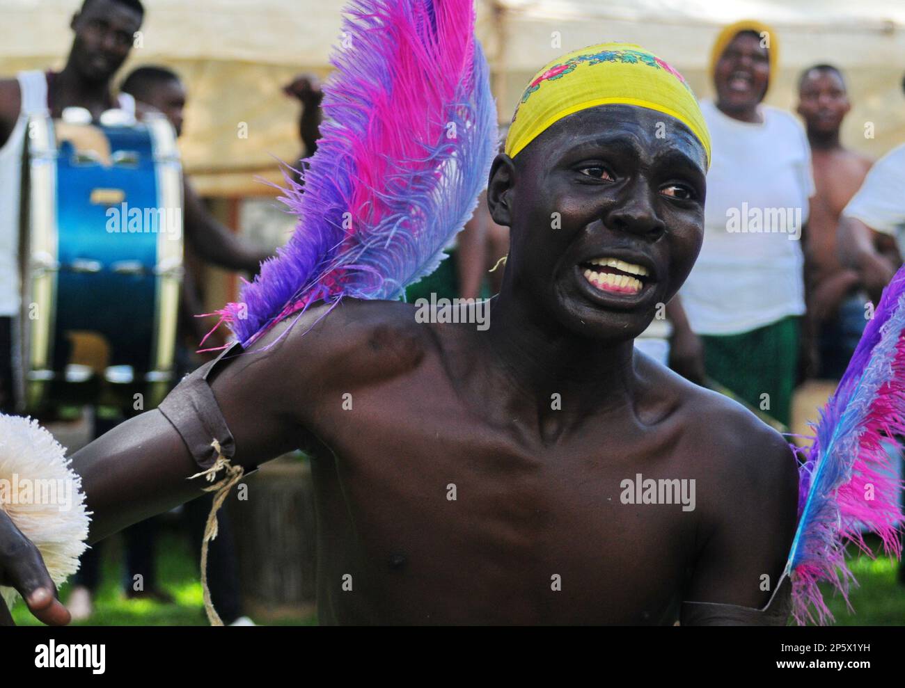 Eine farbenfrohe Zeremonie zur Feier der ersten Ernte der heiligen Marulafrucht, die auch für die Zubereitung von traditionellem Bier in Limpopo, Südafrika, verwendet wird Stockfoto