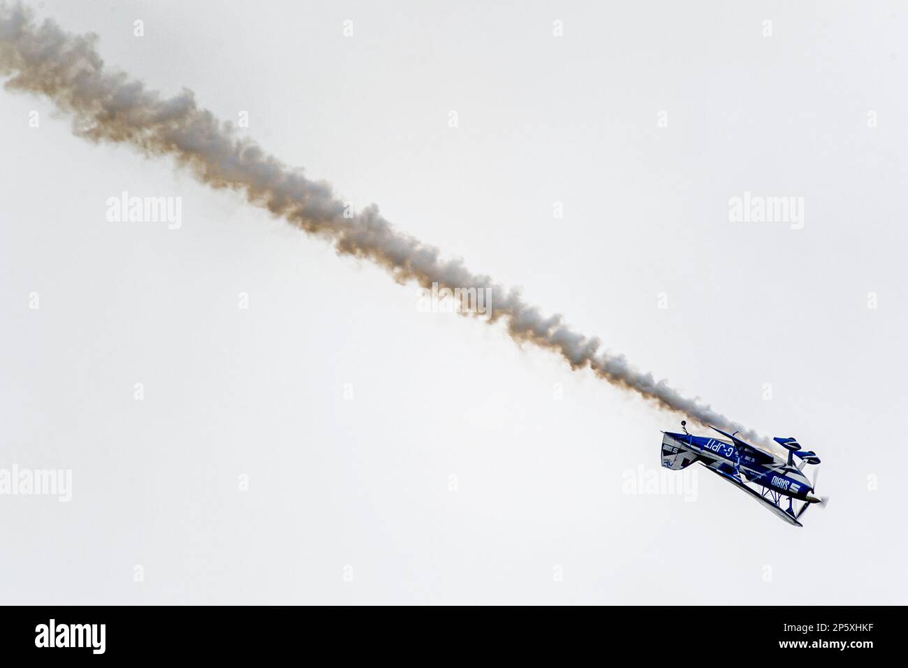 IWM Duxford Summer Airshow, Cambridgeshire, 18. Juni 2022 Richard Goodwin mit seinem Pitts S-2S, bekannt als „Muscle Biplane“, eröffnet heute die zweitägige Sommerflugschau auf der IWM Duxford, wo grauer Himmel und Wolken eine Reihe von Ausstellungen ausfielen. Das letzte Manöver seiner Ausstellung wurde direkt über der Fluglinie durchgeführt, wobei das Flugzeug langsam seitlich die Linie hinunterflog, mit seiner Nase in der Luft. Foto: Jason Bye t: 07966 173 930 e: mail@jasonbye.com w: www.jasonbye.com Stockfoto